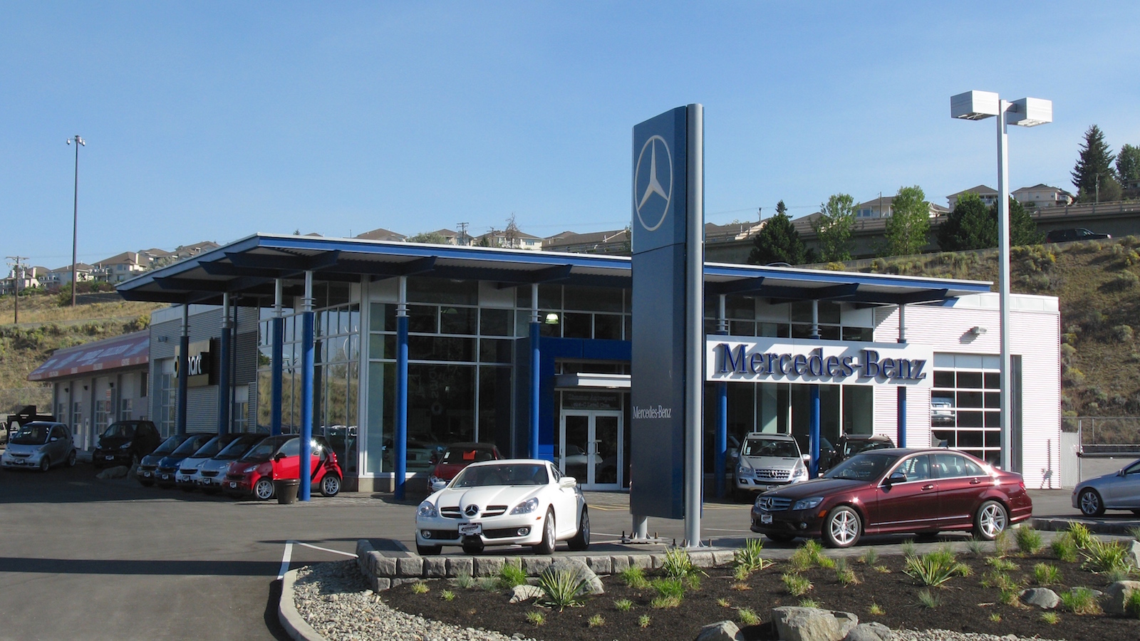 Kamloops_Mercedes-Benz_%26_Smart_Car.JPG